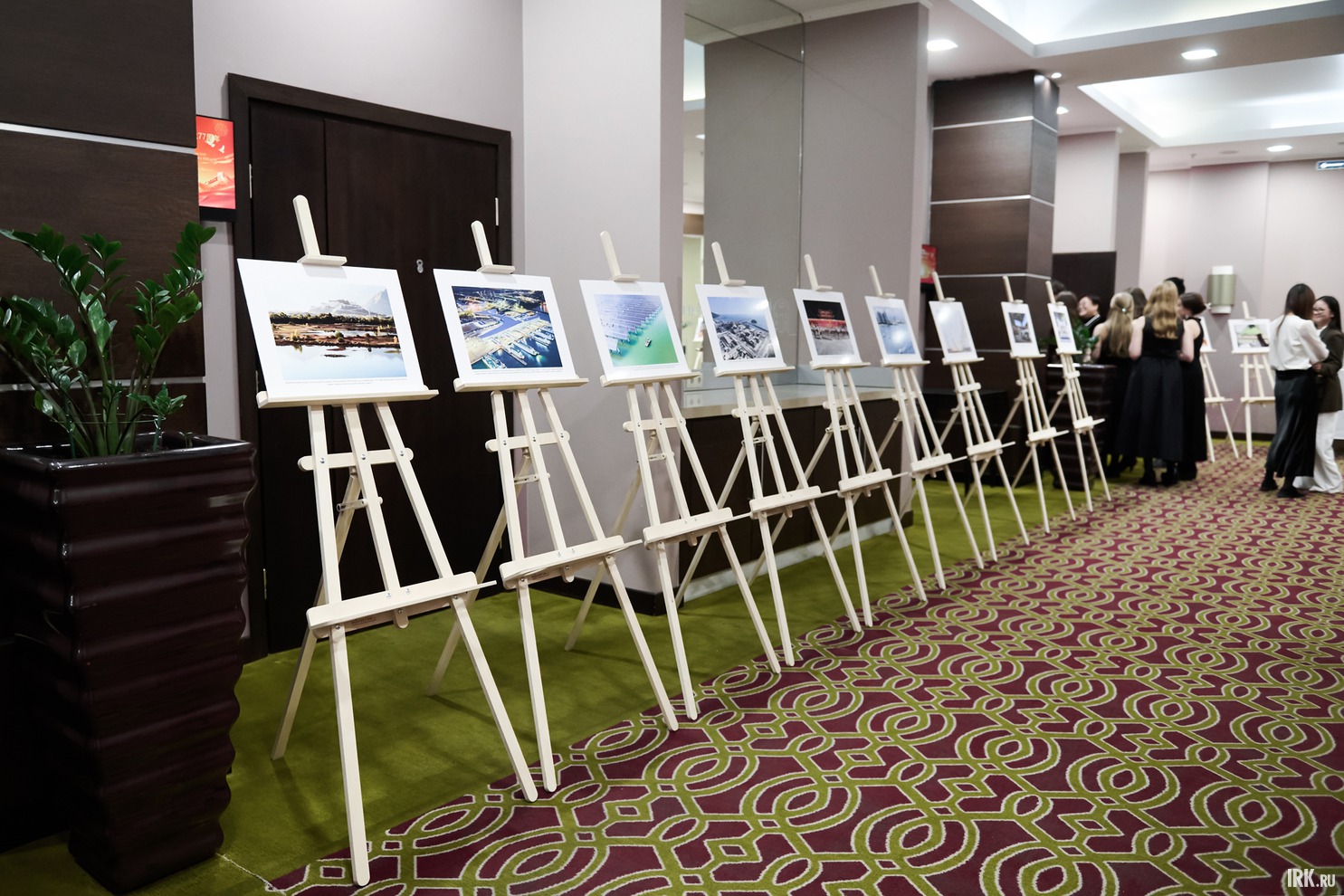В фойе работала фотовыставка, посвящённая достижениям развития Китая.