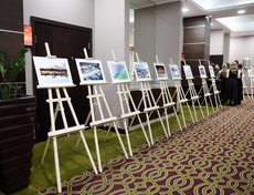 В фойе работала фотовыставка, посвящённая достижениям развития Китая.