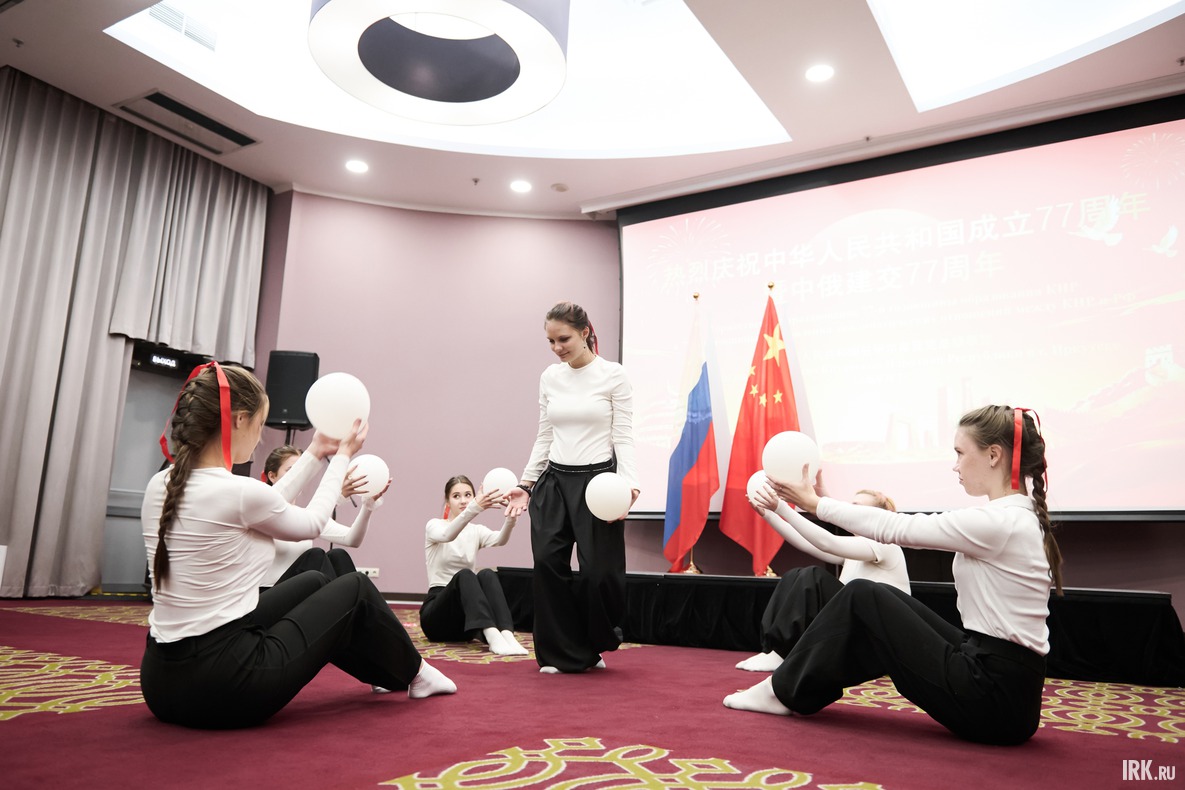 Завершился приём творческими номерами.