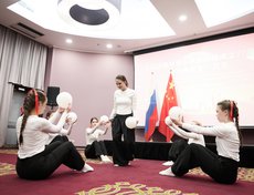 Завершился приём творческими номерами.