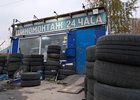 Шины около мастерской. Фото пресс-службы мэрии