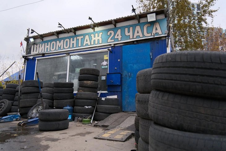 Шины около мастерской. Фото пресс-службы мэрии
