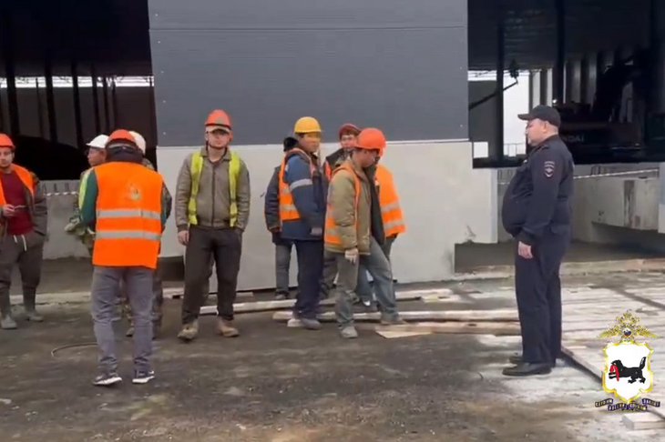 Проверка на стройке. Скриншот видео ГУ МВД России по Иркутской области
