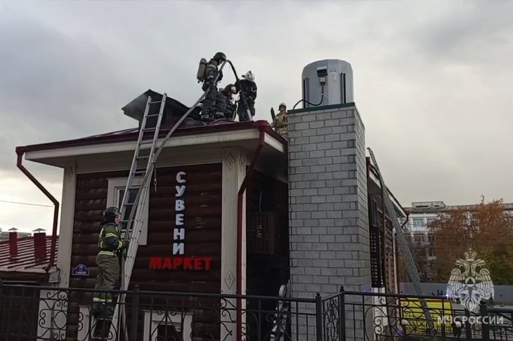 Тушение пожара. Скриншот видео ГУ МЧС России по Иркутской области