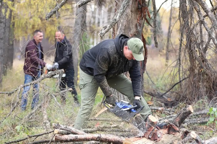Мэр Руслан Болотов на субботнике. Фото пресс-службы администрации Иркутска