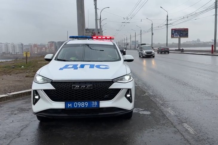 Автомобиль ДПС. Скриншот видео пресс-службы Госавтоинспекции Иркутской области