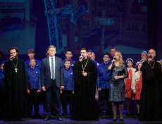 Финальным аккордом стало совместное исполнение песни «Благослови», объединившее на сцене педагогов, учеников и зрителей.