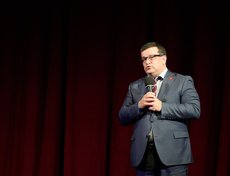 С праздником гимназию поздравил министр образования региона Максим Парфёнов.