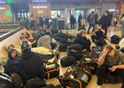 Спортсмены в аэропорту. Фото взято из соцсетей ХК «Ермак»