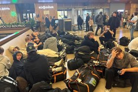 Спортсмены в аэропорту. Фото взято из соцсетей ХК «Ермак»
