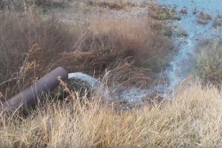 Слив вод в реку. Скриншот видео очевидцев