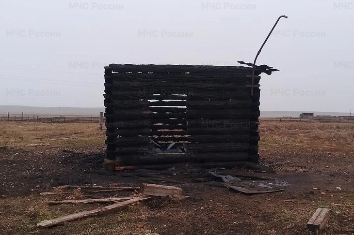 Сгоревшее строение. Фото ГУ МЧС России по Иркутской области