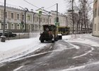 Очищение дороги от снега. Фото пресс-службы администрации Иркутска