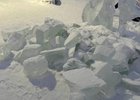 Разбитая ледовая композиция. Фото из канала мэрии АГО в МАХ