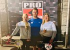 Спортсменки с тренером. Фото пресс-службы правительства Иркутской области