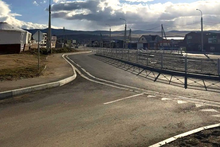 Дорога на Ольхоне. Фото — ОГКУ «Дирекция по строительству и эксплуатации автомобильных дорог Иркутской области»