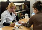 Пациент на приеме у медика. Фото пресс-службы минздрава Иркутской области