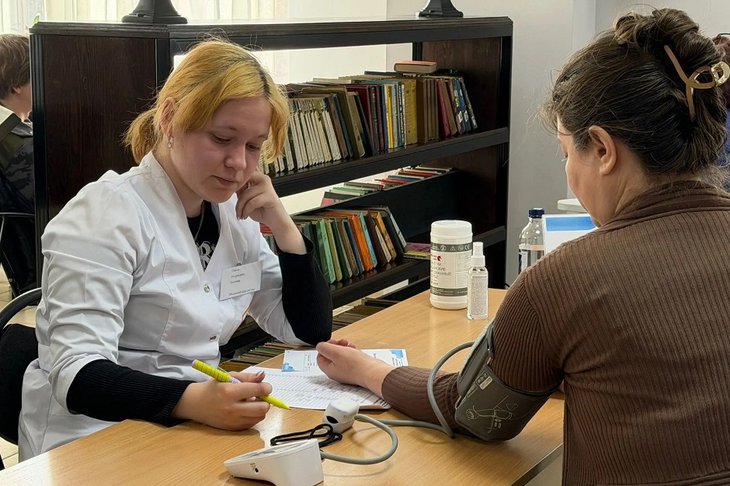 Пациент на приеме у медика. Фото пресс-службы минздрава Иркутской области