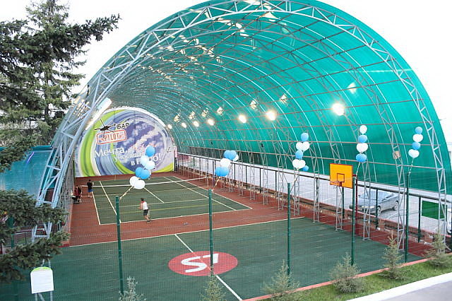теннисный корт, волейбольная и баскетбольная площадка