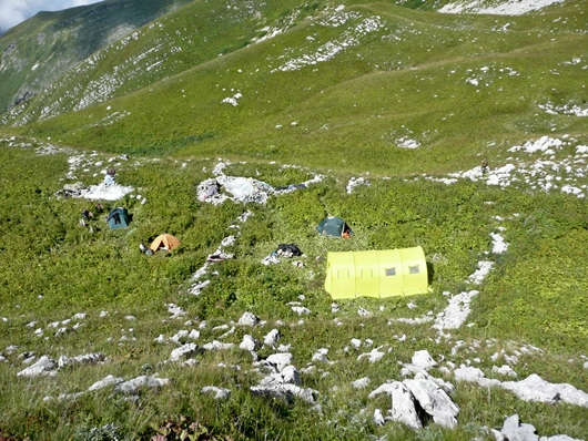 Экспедиция на плато Арабика (Абхазия). Палаточный лагерь спелеологов
