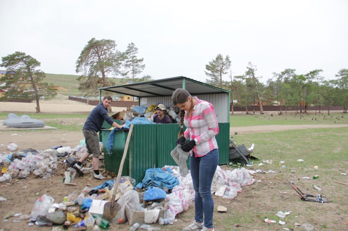 Уборка мусора. Фото с сайта baikal-1.ru