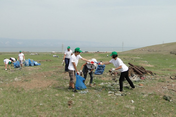Уборка мусора. Фото с сайта baikal-1.ru