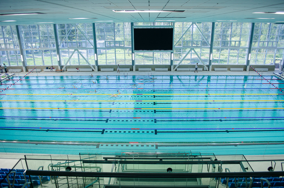 Большой бассейн насчитывает десять дорожек, маленький — шесть.