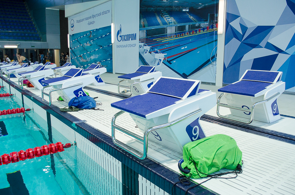 Бассейн оборудован специальными тумбочками. При прыжке в воду они измеряют скорость реакции спортсменов на старте.