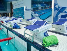 Бассейн оборудован специальными тумбочками. При прыжке в воду они измеряют скорость реакции спортсменов на старте.