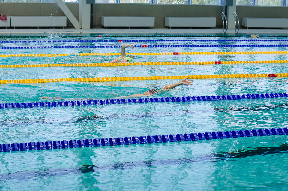 В бассейне сейчас тренируются спортсмены из Иркутска и Братска.