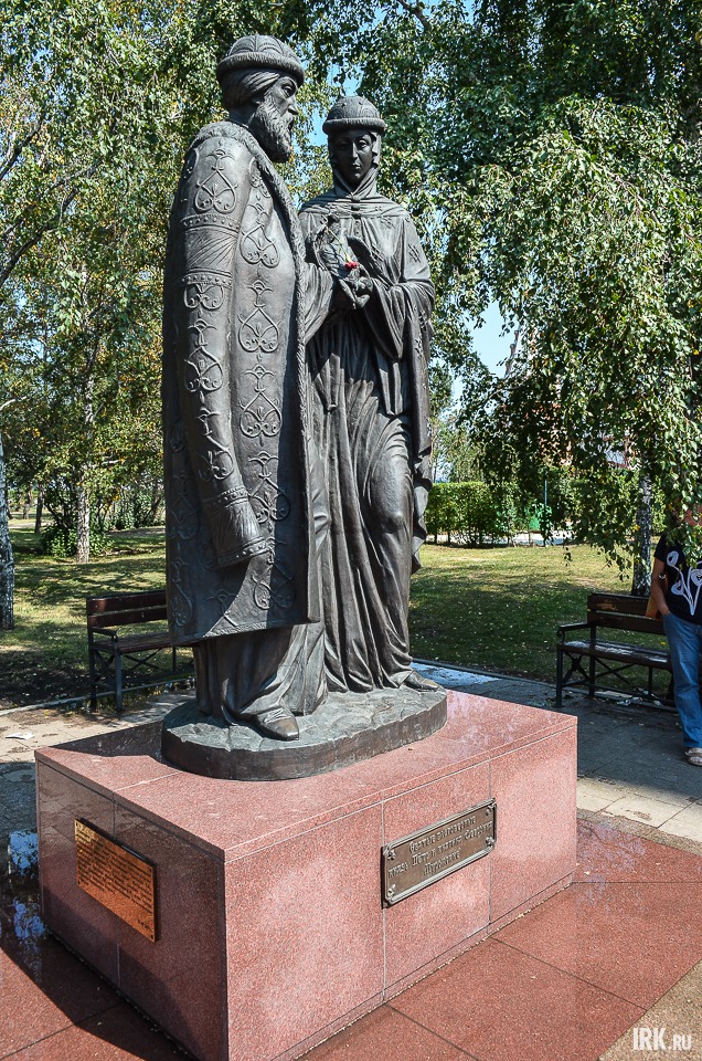 Памятник святым Петру и Февронии, покровителям семейного счастья, был установлен рядом со Спасской церковью в 2011 году.