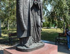 Памятник святым Петру и Февронии, покровителям семейного счастья, был установлен рядом со Спасской церковью в 2011 году.