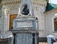 В ограде храма похоронен Российский Колумб Григорий Иванович Шелихов. Памятник поставлен в 1800 году.
