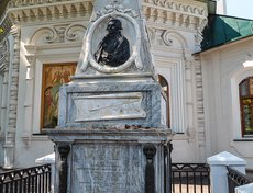 В ограде храма похоронен Российский Колумб Григорий Иванович Шелихов. Памятник поставлен в 1800 году.