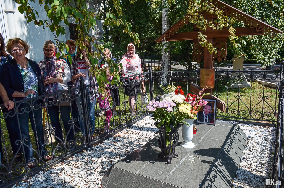 До 18 века вокруг церквей традиционно создавали кладбища. В исключительных случаях это делают и по сей день. Писатель Валентин Распутин похоронен здесь в 2015 году.