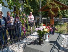 До 18 века вокруг церквей традиционно создавали кладбища. В исключительных случаях это делают и по сей день. Писатель Валентин Распутин похоронен здесь в 2015 году.