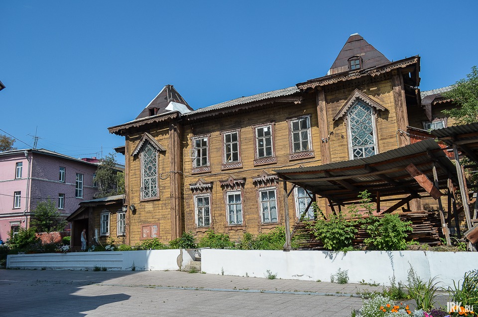 В ограде храма находится здание первого детского садика в Иркутске. Сегодня здание принадлежит Харлампиевской церкви, здесь размещаются худкружки.