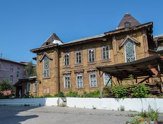 В ограде храма находится здание первого детского садика в Иркутске. Сегодня здание принадлежит Харлампиевской церкви, здесь размещаются худкружки.