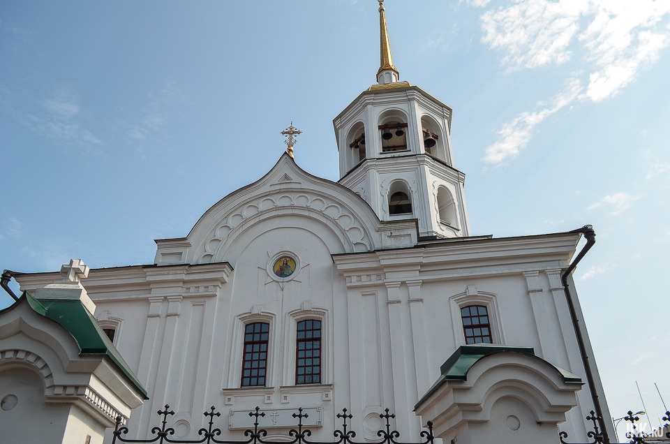 Храм был построен из дерева на средства мореплавателя Емельяна Югова в 1738 году. Спустя почти 40 лет на этом же месте заложили фундамент каменного здания церкви.