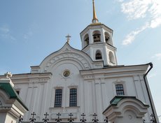 Храм был построен из дерева на средства мореплавателя Емельяна Югова в 1738 году. Спустя почти 40 лет на этом же месте заложили фундамент каменного здания церкви.