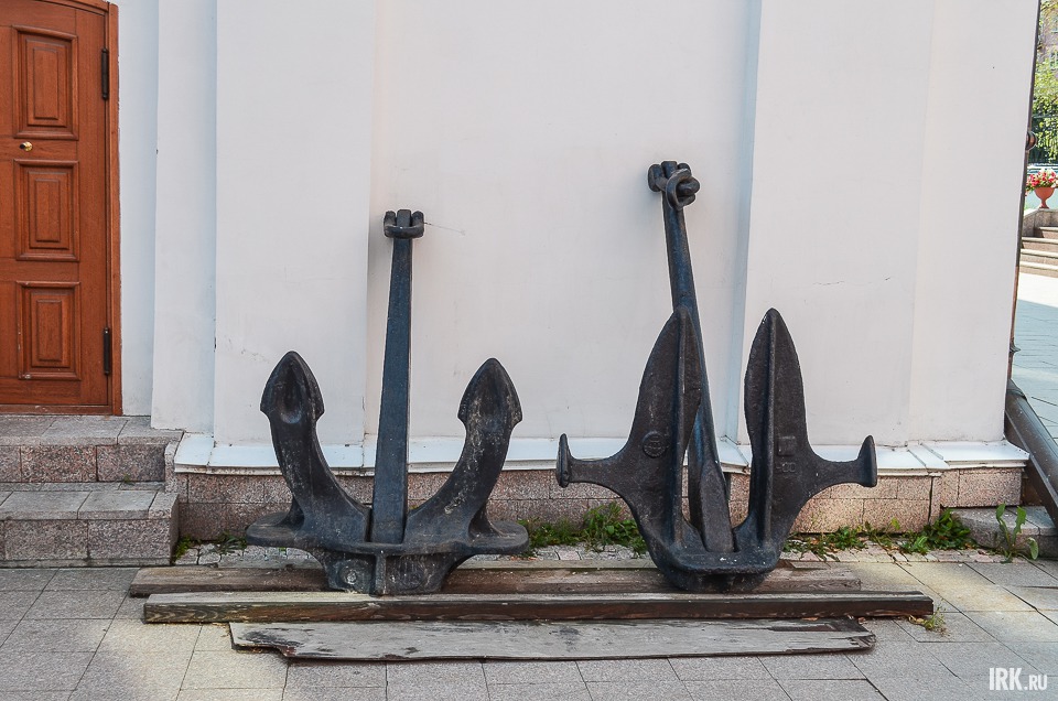 О том, что это «морской» храм, здесь напоминает множество деталей.