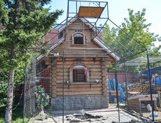 В ограде церкви есть хозяйственный двор и голубятня.