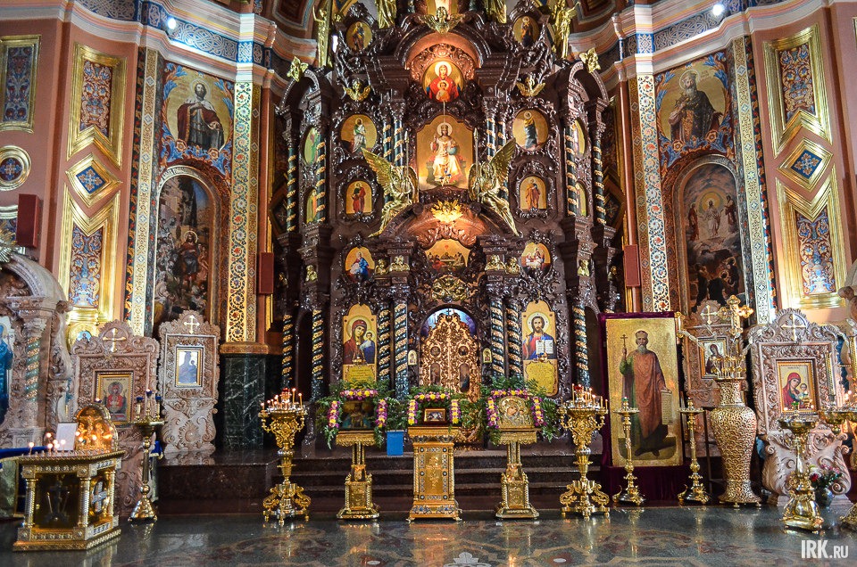 В Иркутском храме Иконы Казанской Божией матери установлен уникальный иконостас. Он вырезан из редкого индийского гранита. Вес 70 тонн, высота более 13 метров. Мастера из Китая трудились над ним три года.