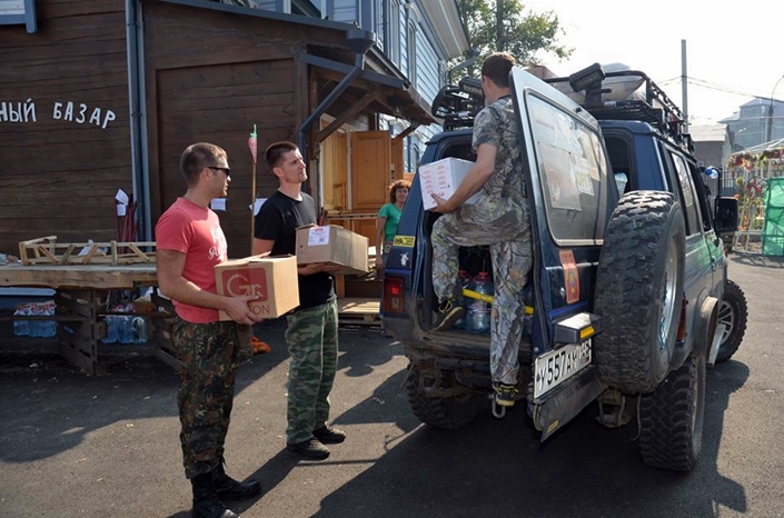 Сборы волонтеров. Фото со страницы Сергея Перевозникова в «Фейсбук»