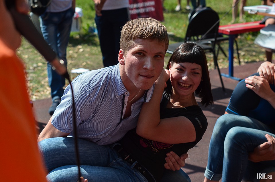 Помимо гимнастических трюков на турниках, были и другие испытания. Например, приседы с девушкой на руках.