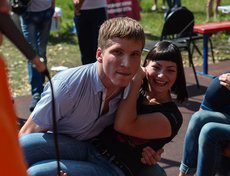 Помимо гимнастических трюков на турниках, были и другие испытания. Например, приседы с девушкой на руках.