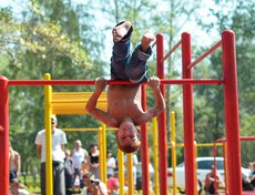 Стрит-воркаут (с английского «уличная тренировка») — разновидность физкультурных занятий, при которой все упражнения выполняются на уличных турниках, брусьях. При их выполнении используется по большей части вес тела.