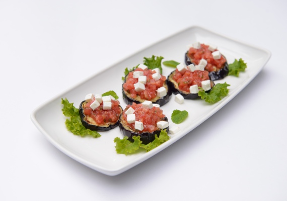 Баклажаны с тартаром из томатов, мяты и брынзы