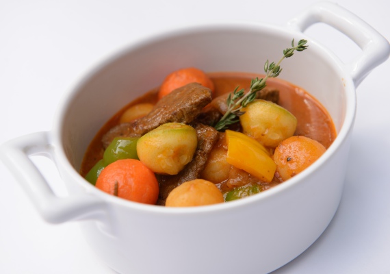 Жаркое из говядины с разварным картофелем и овощами