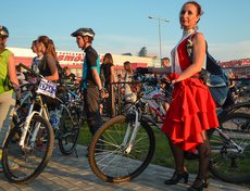 В этом году организаторами было предложено сделать не просто велозаезд, а настоящий велокарнавал. Для этого участникам нужно было придумать себе необычный образ.